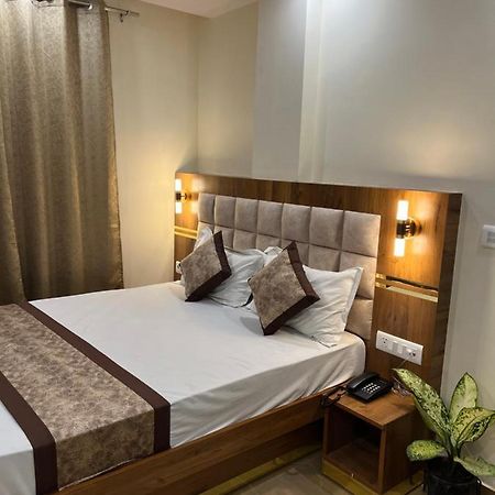 Hotel Mahalaxmi Deluxe Нью-Дели Экстерьер фото