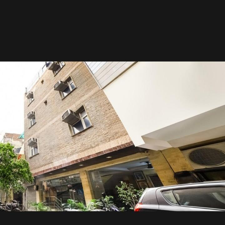 Hotel Mahalaxmi Deluxe Нью-Дели Экстерьер фото