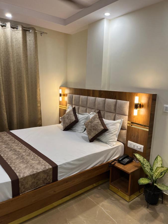 Hotel Mahalaxmi Deluxe Нью-Дели Экстерьер фото