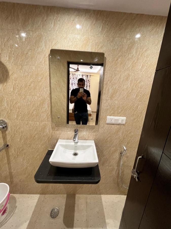 Hotel Mahalaxmi Deluxe Нью-Дели Экстерьер фото