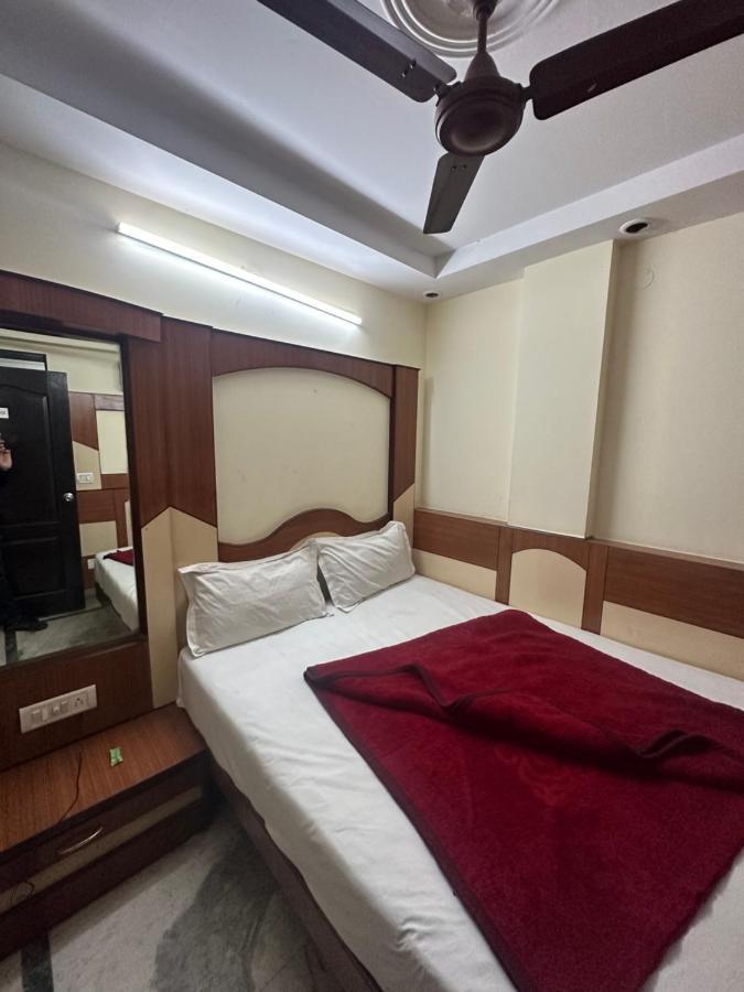 Hotel Mahalaxmi Deluxe Нью-Дели Экстерьер фото