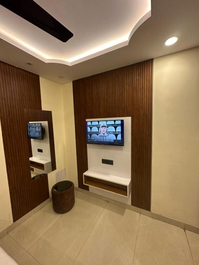 Hotel Mahalaxmi Deluxe Нью-Дели Экстерьер фото