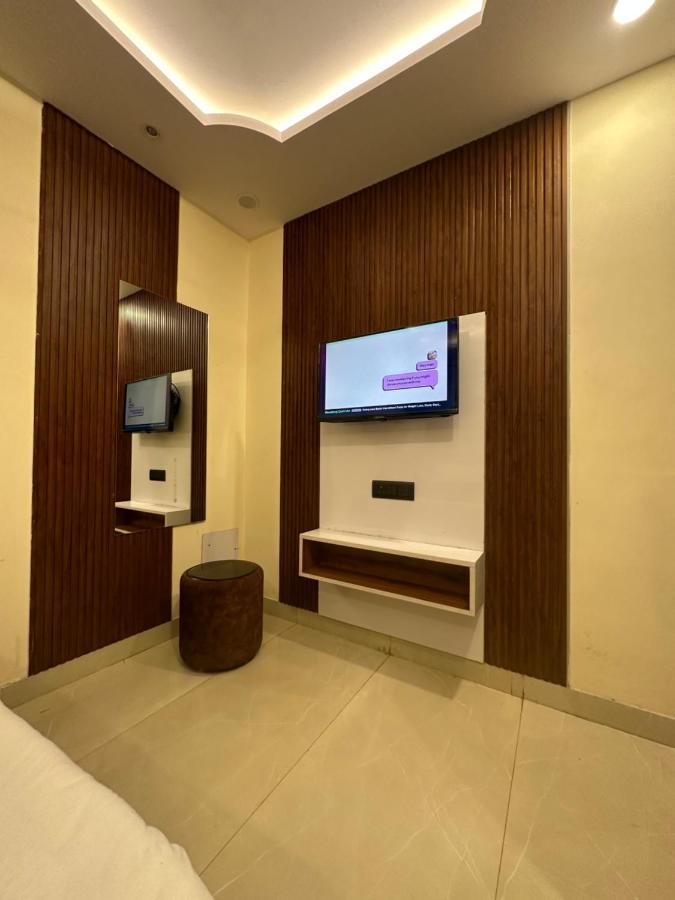 Hotel Mahalaxmi Deluxe Нью-Дели Экстерьер фото