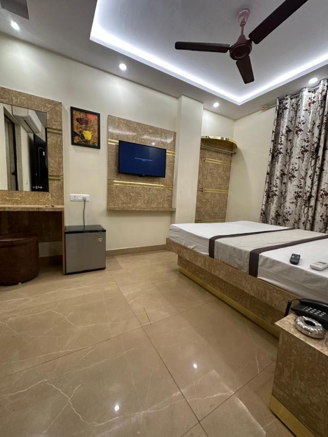 Hotel Mahalaxmi Deluxe Нью-Дели Экстерьер фото