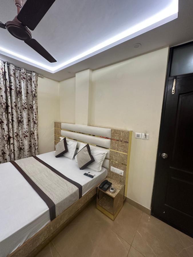 Hotel Mahalaxmi Deluxe Нью-Дели Экстерьер фото
