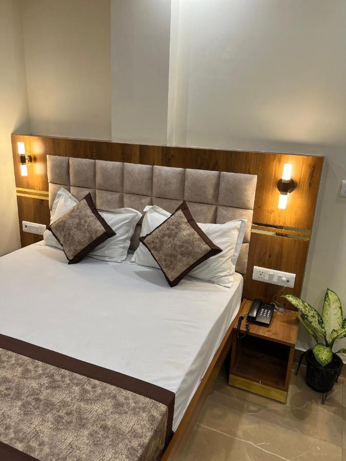 Hotel Mahalaxmi Deluxe Нью-Дели Экстерьер фото