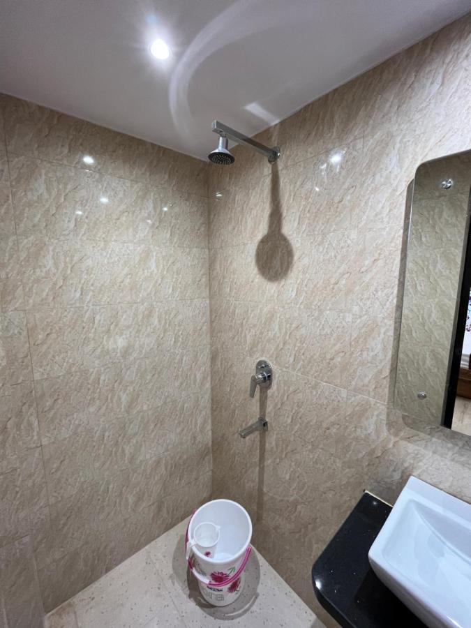 Hotel Mahalaxmi Deluxe Нью-Дели Экстерьер фото