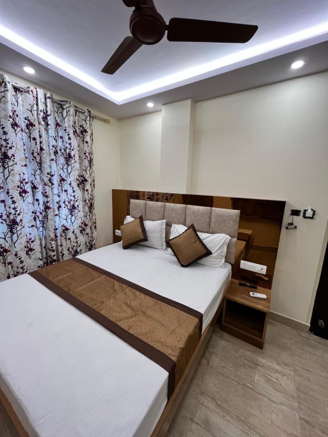 Hotel Mahalaxmi Deluxe Нью-Дели Экстерьер фото