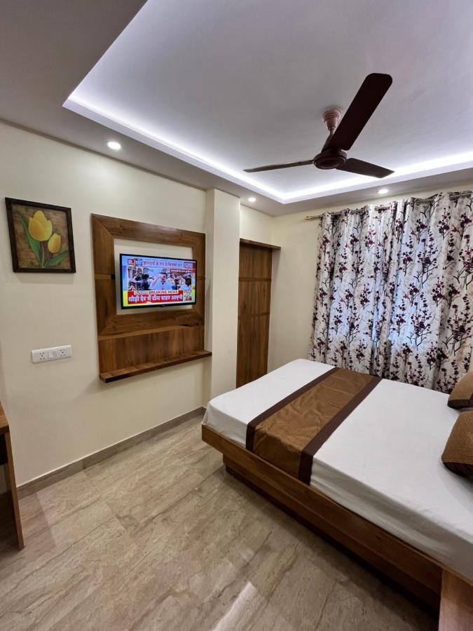 Hotel Mahalaxmi Deluxe Нью-Дели Экстерьер фото