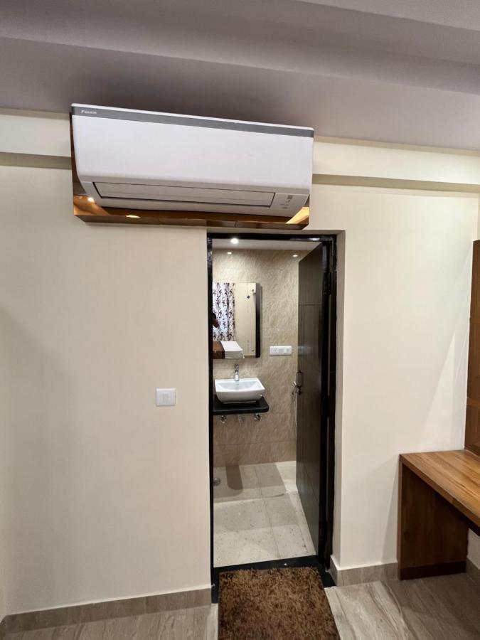 Hotel Mahalaxmi Deluxe Нью-Дели Экстерьер фото