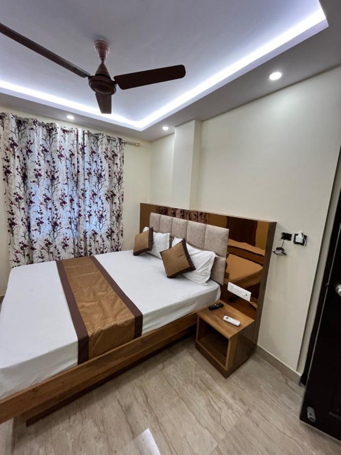 Hotel Mahalaxmi Deluxe Нью-Дели Экстерьер фото