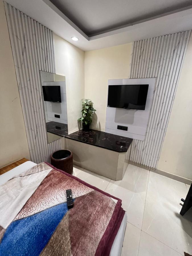 Hotel Mahalaxmi Deluxe Нью-Дели Экстерьер фото